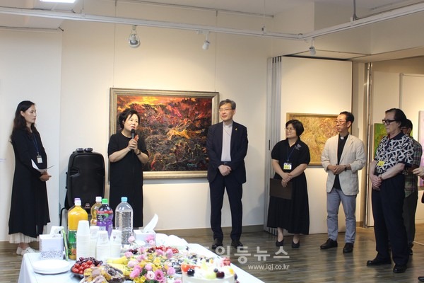광주가톨릭미술가회 설립 40주년 기념전 ‘되돌아봄+지금 여기’에 무등갤러리 김혜숙 관장이 축사를 하고 있다.