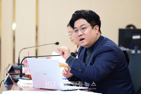 박해원 광산구의원이 행정사무감사에서 질의를 하고 있다. (사진 제공 :  박해원 의원)