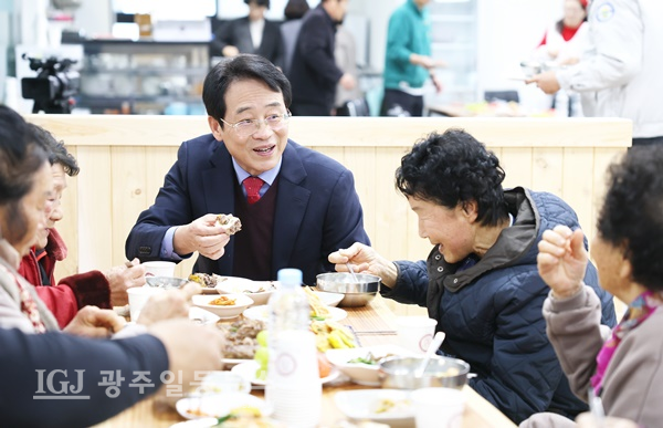 강진원 강진군수는 설 명절 당일 홀로 설 명절을 보내는 어르신들과 함께 식사를 하며 소통의 시간을 갖고 있다.